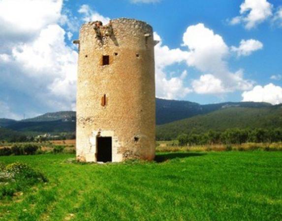 Castles and rural roads at Valls environment